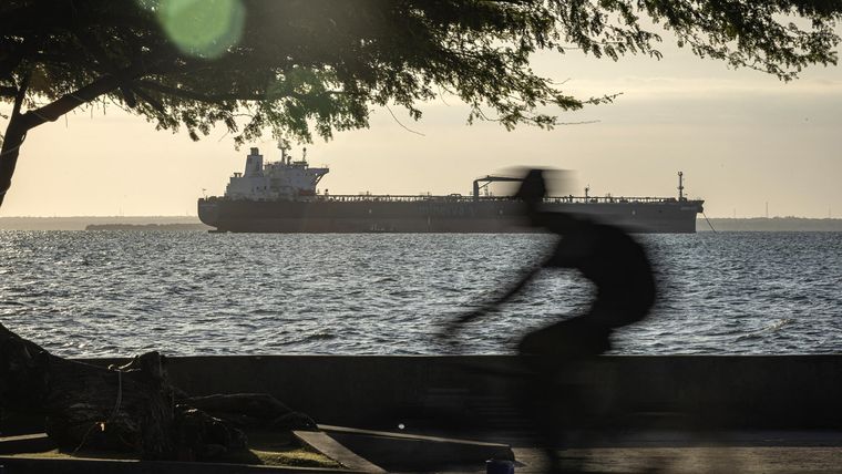 Un buque petrolero navegando en el Lago de Maracaibo. El presidente de la Asamblea Nacional, Jorge Rodríguez, afirmó que la venta de petróleo a Estados Unidos es una transacción entre Gobiernos "independientes". Un buque petrolero navegando en el Lago de Maracaibo. El presidente de la Asamblea Nacional, Jorge Rodríguez, afirmó que la venta de petróleo a Estados Unidos es una transacción entre Gobiernos "independientes".