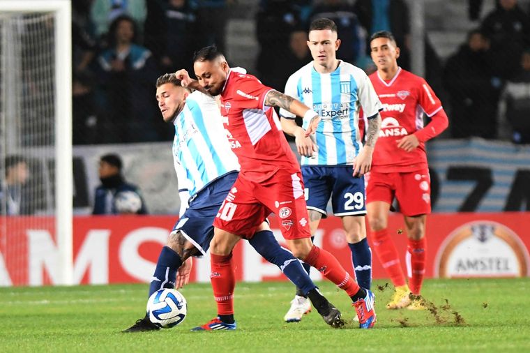 Racing no se saca diferencias con Ñublense Foto: Télam