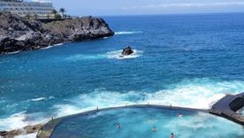 Las víctimas se bañaban en una piscina natural en la Isla Cangrejo, que forma parte de las Islas Canarias. Las víctimas se bañaban en una piscina natural en la Isla Cangrejo, que forma parte de las Islas Canarias.