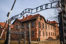 Las puertas de Auschwitz con el cartel que dice: El trabajo te hace libre. Foto: BBC