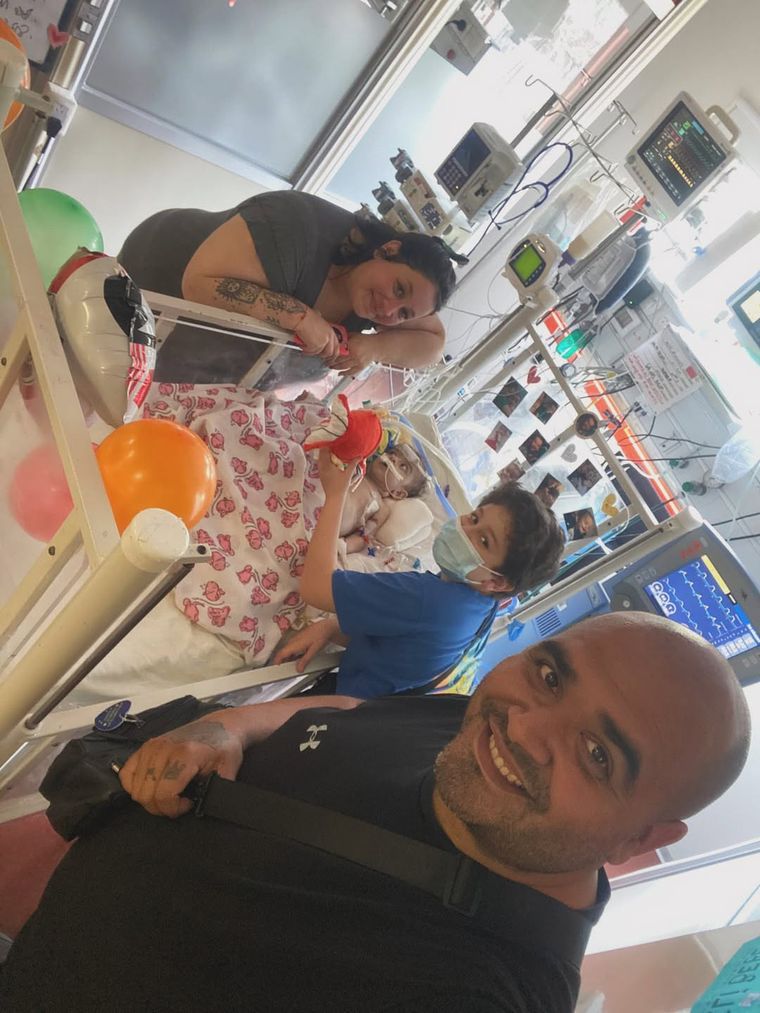 Gisela (mamá), Emanuel (padre) y Milo (hermano) festejaron los 11 meses de vida de Felipe llevando globos al Hospital. Gisela (mamá), Emanuel (padre) y Milo (hermano) festejaron los 11 meses de vida de Felipe llevando globos al Hospital.