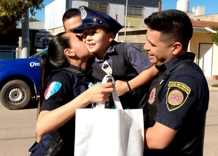 Benjamín cumplió 8 años y celebró con una fiesta inolvidable. Su abuelo materno fue policía militar, lo que inspiró la temática policial para la celebración. Foto: Policía de Córdoba