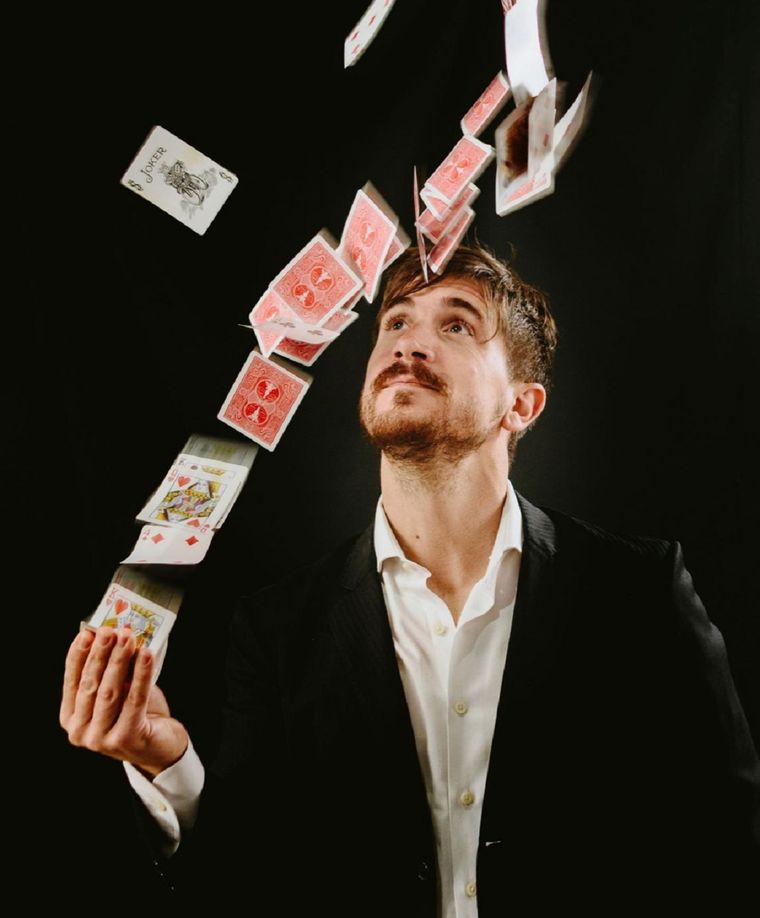 Agustín propone algo diferente: combinar eventos sociales y empresariales con magia.