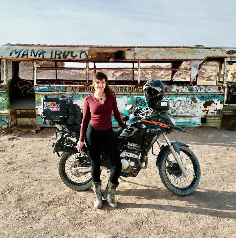 La joven junto a la motocicleta que le robaron en Mendoza Foto: Instagram Melissa Orth