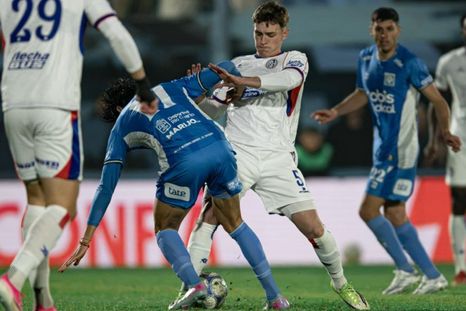 Ignacio Perruzzi, volante central de San Lorenzo, disputa un balón dividido con Gabriel Alanís, mediocampista de Estudiantes de Río Cuarto.&nbsp;