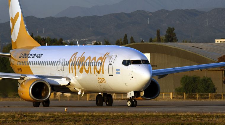 La aerolínea Flybondi está cuestionada por la cantidad de vuelos cancelados, pero es la segunda compañía en participación de mercado. Foto: ALF PONCE MERCADO / MDZ