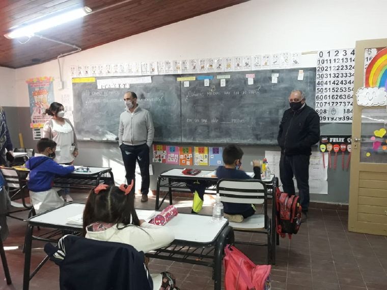 Thomas y otros funcionarios de la DGE visitaron escuelas de Junín. Foto: Prensa Gobierno de Mendoza.