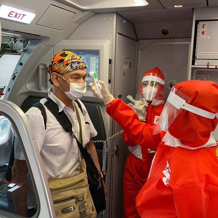 AirAsia ha implementado un uniforme con bioseguridad para su tripulación.