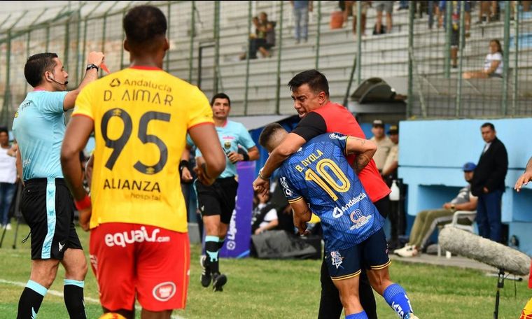 El gol de Farías a Loyola. Fue sancionado por 14 meses. Foto: Gentileza Extra