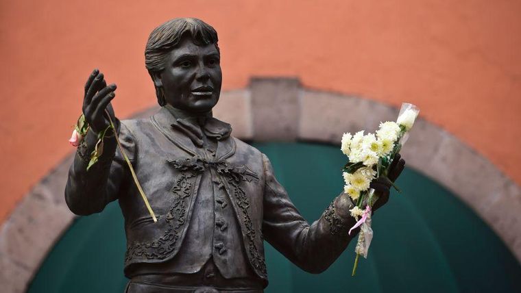 Estatua de Juan Gabriel en la Plaza Garibaldi de CDMX.