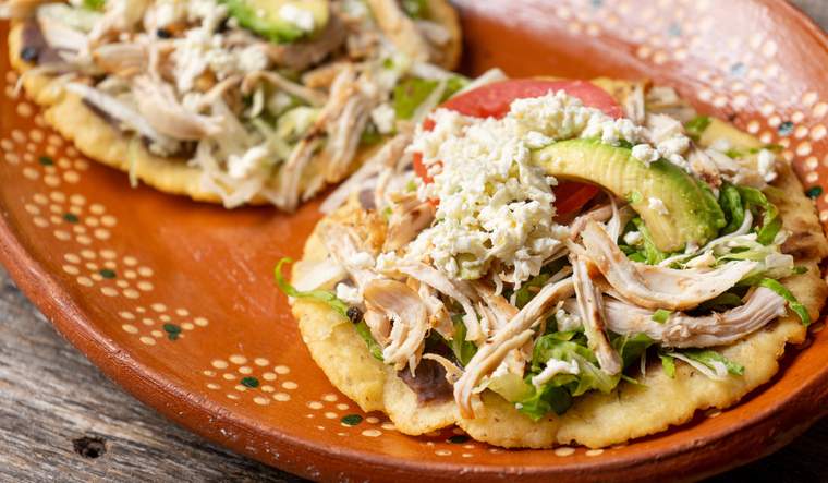 La receta original de los salbutes no siempre llevaba pollo; en algunos pueblos mayas se preparaba con pavo o cerdo, lo que muestra cómo la gastronomía regional se adapta a los ingredientes disponibles.