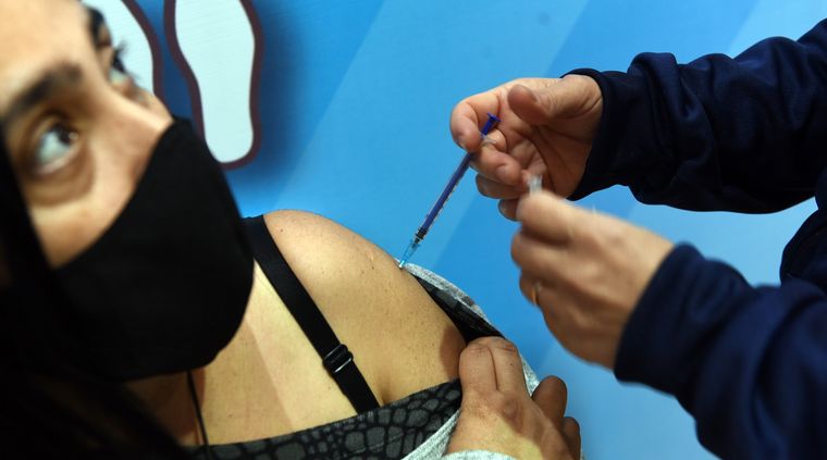 El infectólogo llamó a no boicotear el plan de vacunación nacional. Foto: ALF PONCE MERCADO / MDZ