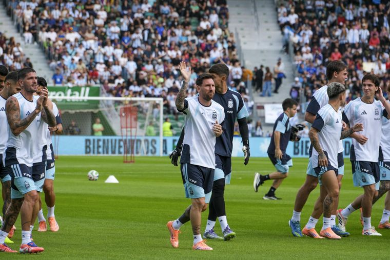 Furor por la Selección argentina y Lionel Messi durante un entrenamiento a puertas abiertas en Elche. Foto: EFE