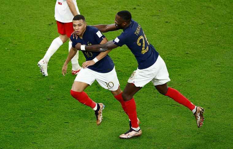 Show de Mbappé en la clasificación de Francia a cuartos. Foto: EFE