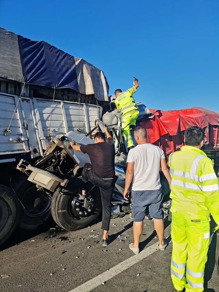 Un camionero se encuentra atrapado entre los hierros de la cabina Foto: Ministerio de Seguridad de la Provincia de Buenos Aires
