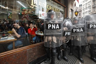 MDZol | Mientras en el Senado se debatía la Ley Bases, en las afueras ocurrían disturbios Foto: EFE