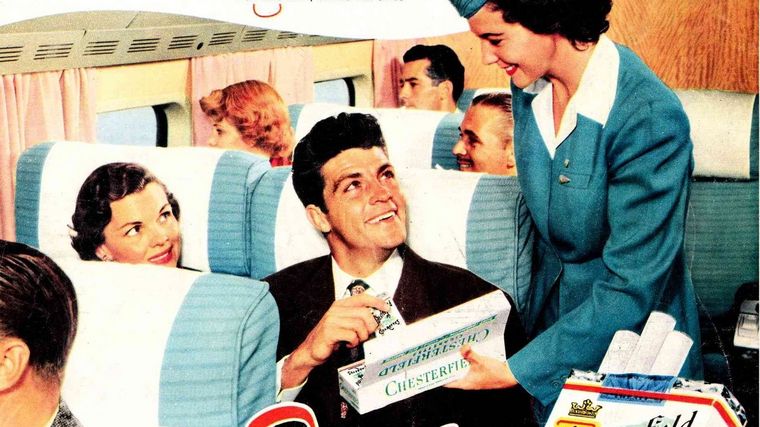 Hasta fines de los años 90 era común el cigarrillo en los aviones. Foto: LiveandLetsFly