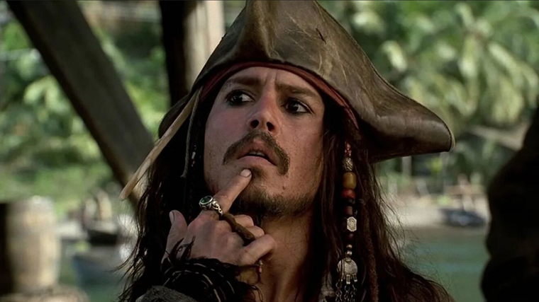 Johnny Depp deslumbrando con su singular papel en Piratas del Caribe.