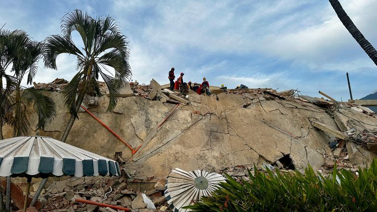 Escombros sobre el conjunto residencial Caribe, en la parroquia Caraballeda, estado La Guaira.
