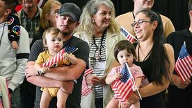 EE.UU. acogió a decenas de afrikáners como refugiados en mayo. EE.UU. acogió a decenas de afrikáners como refugiados en mayo.