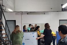 Un jubilado que padece de VIH se cubrió el cuerpo con combustible y amenazó con prenderse fuego en la puerta del PAMI en la ciudad de Córdoba. Foto: Twitter @pierinapropato