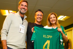 Klopp fue bien recibido por la presidenta del Palmeiras, aunque después se llevó una sopresa. Foto: @scespn Klopp fue bien recibido por la presidenta del Palmeiras, aunque después se llevó una sopresa. Foto: @scespn