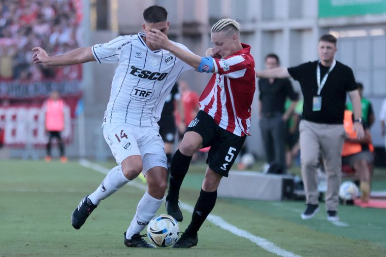 Santiago Ascacibar, de Estudiantes, disputa un balón con Leonel Picco, de Platense, ante la atenta mirada de Zunino. Santiago Ascacibar, de Estudiantes, disputa un balón con Leonel Picco, de Platense, ante la atenta mirada de Zunino. 