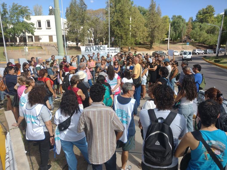 La concentración en el ingreso de la UNCuyo tuvo buena convocatoria Foto: Micaela Blanco Minoli / MDZ