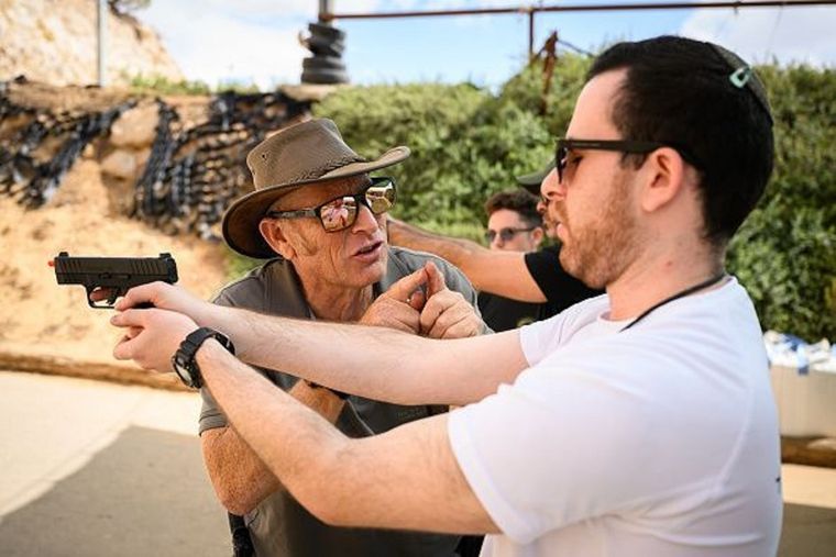 El gobierno ha facilitado la obtención de licencias de armas para los ciudadanos israelíes desde el ataque de Hamás. Foto: Getty Images