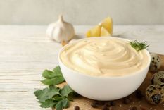 Cómo preparar una mayonesa proteica baja en grasas (Shutterstock).