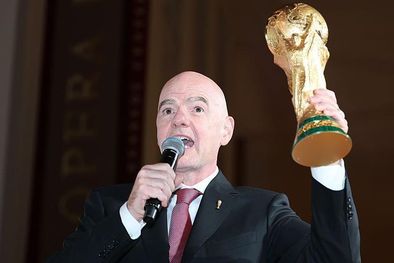 El presidente de la FIFA, Gianni Infantino, con el trofeo de 2026.