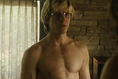 Evan Peters como Jeffrey Dahmer El actor se está enfrentando a uno de sus grandes desafíos en pantalla puesto que la serie es todo un éxito con más de 300 millones de vistas a nivel global. Foto: Fuente: Imagen / Netflix