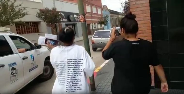 Las mecheras fueron echadas de un pueblo por el intendente Foto: Captura de video