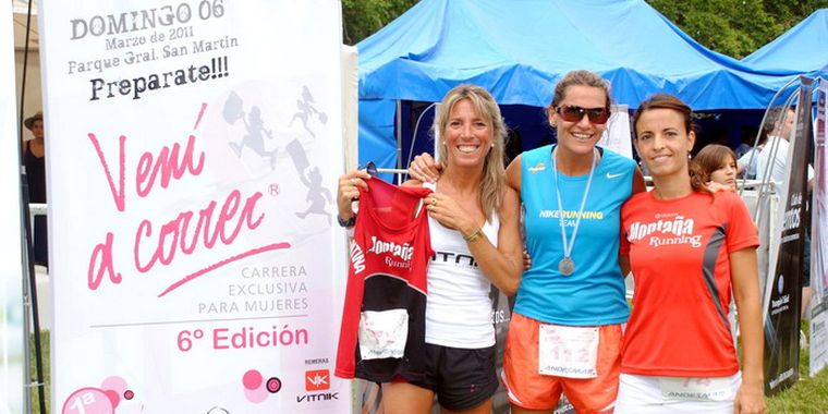 Las primeras en completar los 10 km: Alejandra Scaraffia -1er puesto, al centro-, Rosángela Pitta -3° puesto, a la izquierda-, y Romina Patrizio 2º puesto-. Foto: Gentileza