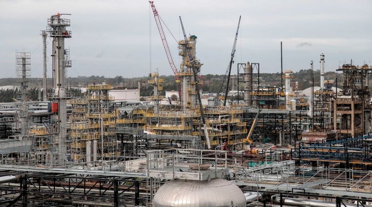 Planta de Pan American Energy en Campana, Buenos Aires. Foto: Archivo MDZ