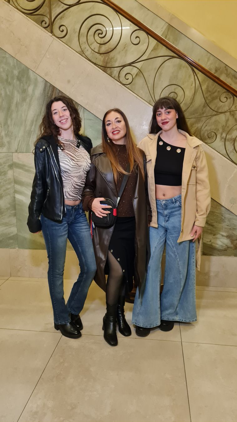 Fiamma, Gabriela y Sofia madre e hijas adoradoras de ABBA desde la cuna. Fiamma, Gabriela y Sofia madre e hijas adoradoras de ABBA desde la cuna.
