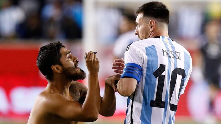Messi reconoció que lo incomoda un poco que los hinchas salten al campo de juego y se abalancen sobre él.