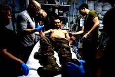 Las tropas de Ucrania siguen soportando el ataque de las fuerzas de Rusia. Foto Efe