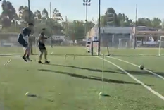 el jugador de boca que se entrena solo en una canchita de su barrio y el insolito motivo