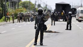 Miembros de las Fuerzas Armadas resguardaban un área durante las protestas en Changuinola, el  20 de junio.