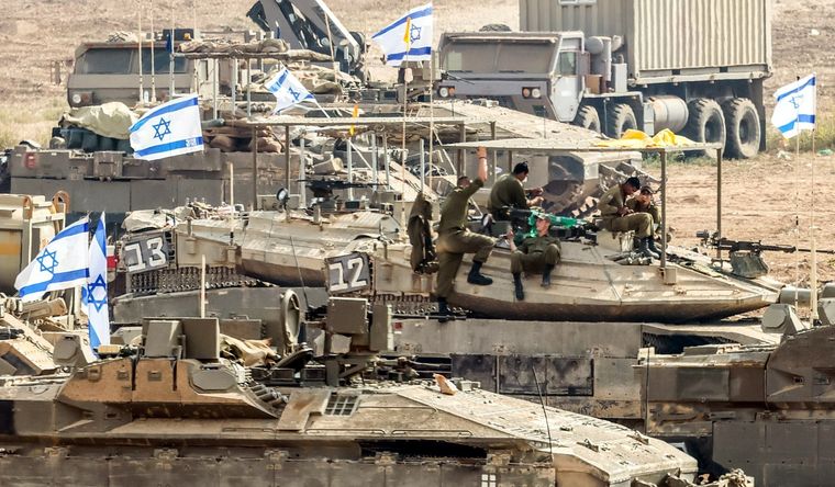 Las tropas israelíes continúan atacando objetivos en Gaza. Foto: Efe.