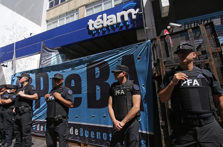 La Policía Federal cubriendo el vallado que rodeaba a una de las sedes de Télam durante el acampe llevado adelante por sus trabajadores. Foto: Noticias Argentinas