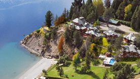 El hotel tiene hermosas vistas al Lago Nahuel Huapi Foto: booking.com