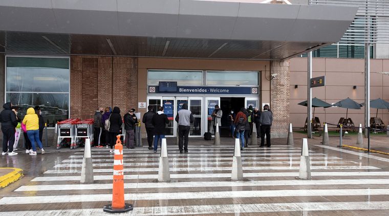 El Gobierno anunció en el Boletín Oficial que posterga nuevamente levantar la cuarentena para los que viajan al exterior por trabajo.