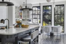 La elegante cocina de la mansión de la actriz es un espacio monocromático diseñado para cocinar. Foto: Anthony Barcelo