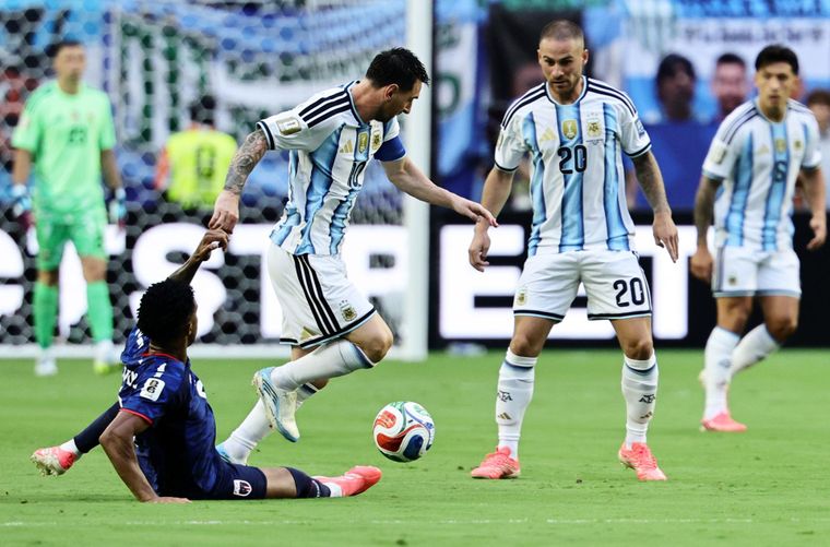 La precisión de sus movimientos, la economía de esfuerzo y la capacidad para cambiar de ritmo continúan distinguiendo a Messi. La precisión de sus movimientos, la economía de esfuerzo y la capacidad para cambiar de ritmo continúan distinguiendo a Messi.