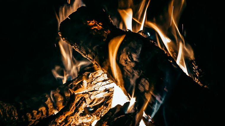 No todas las maderas son iguales: algunas huelen naturalmente mejor que otras cuando se queman. Foto: Pexels.com