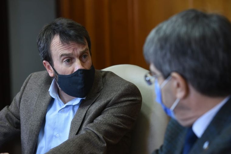 Nieri junto al gerente provincial del Banco Nación Foto: Gobierno de Mendoza