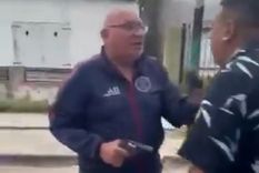 Momento clave. El policía retirado y la víctima. Foto: captura de video.