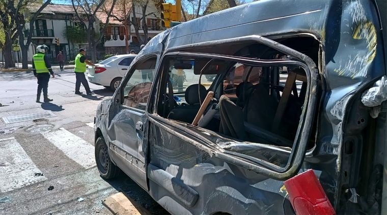 Aparatoso accidente en Martínez de Rosa y Emilio Civit de Ciudad Foto: Walter Moreno / MDZ. Foto realizada con Moto G72